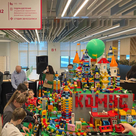 Аренда LEGO-пирамида, три уровня 226х229х150 см., покрытие LEGO Duplo, набор кубиков и деталей
